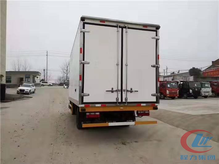 易倍·(中国)体育EMC东风多利卡D7冷藏车