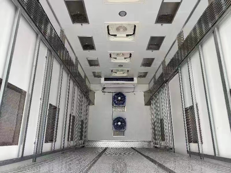 易倍·(中国)体育EMC集团豪沃鸡苗车内饰图片